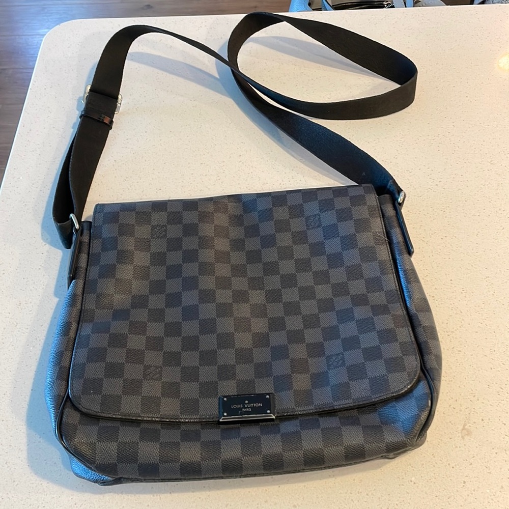 LOUIS VUITTON
DAMIER GRAPHITE DISTRICT MESSENGER MM